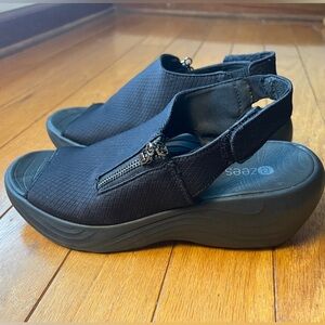 Bzees Women’s Black stretch Slip on Wedge Heel Peep Toe Shoes Size 8
